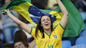 Folket i Brasilien älskar sin fotboll. Brasiliansk fan vid OS i Rio de Janeiro.