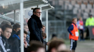 Sixten Boström, här på HJK:s bänk för några år sedan, söker nytt jobb. Sixten Boström, HJK, april 2014.