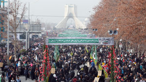 Hundratusentals iranier deltog i protester mot USA på årsdagen av revolutionen år 1979. I Teheran tågade demonstranterna till frihetstorget i stadskärnan