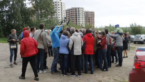 Representanter för massmedierna trängs runt Jablokos partiledare Grigorij Javlinskij och Anatolij Golov.