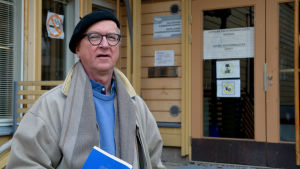 Thomas Rosenberg har mångårig erfarenhet av att jobba med och för de finlandssvenska tidskrifterna. Thomas Rosenberg utanför Lovisa huvudbibliotek
