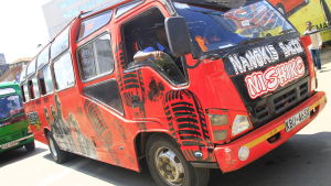 Inför Barack Obamas besök i Nairobi hade många prytt sina bussar med graffiti med USA-tema. buss i nairobi