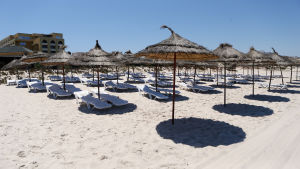Stränderna i Sousse blev öde efter terroristattacken den 26 juni 2015. En hotellstrand med tomma solstolar i Sousse, Tunisien, där turister sköts ihjäl i juni 2015. Arkivbild från 1 juli 2015.