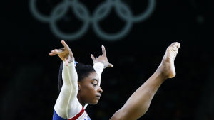 Den olympiska guldmedaljören Simone Biles var en av dem som utsattes. Simone Biles gymnastiserar.