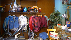 Nästä Workroom Helsingin Kalliossa on uudenlainen myymälä, jossa yhdistyvät ompelimo, miestenvaatedivari ja ruiskumaalaus. Vintagekauppa
