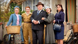 Rose (Katie Redford), Daisy (Katherine Pearce), isä (Mark Addy), Hyacinth (Kerry Howard), Violet (Tamla Kari) Rose (Katie Redford), Daisy (Katherine Pearce), Daddy (Mark Addy), Hyacinth (Kerry Howard), Violet (Tamla Kari)