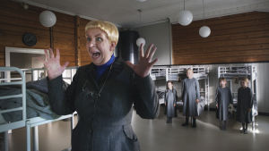 Minna Pinna är inte glad när hon märker att en av barnen rymt. Den stränga föreståndaren Minna Pinna (Jenni Kokander) står i sovsalen och skriker upprört då ett av barnen rymt från barnhemmet.