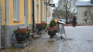 Restaurang Gabriel 1763 vid Ågtan fick inte bygga terrass. Restaurang Gabriel 1763 har krukor och stolar ute på gatuplan