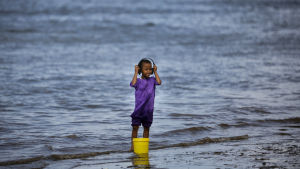 Lokalbefolkningen i Mombasa är helt beroende av turismen och har slagits hårt när turisterna försvunnit. Barn på strand