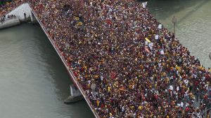 Filippinska katoliker i procession över bro i Manila under firandet av kristusstatyn Black Nazarene, 9.1.2016