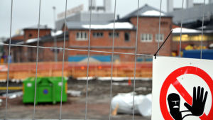 Parkeringshallen byggs i ett senare skede. Bostadsaktiebolaget Tryffeli byggs på Västra Åstranden i Borgå