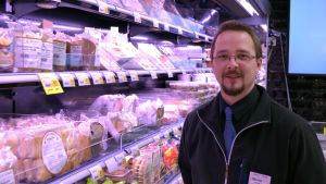 Oskar Ohls ansvarar för S-market i Grankulla. Oskar Ahl är butiksansvarig i S-market Grani.