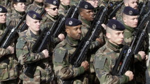 Både politiker och militärer här hemma i Finland har varit tydliga med att det inte finns några löften från Natos sida att försvara Finland. Däremot finns ett klart avskräckningsmoment i JEF-samarbetet. På bild franska soldater i Estland. Franska Natosoldater under en parad i Tapa i Estland.