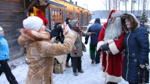 Joulupukki ja turisteja