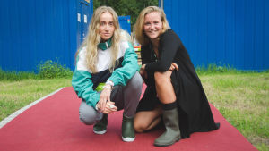 Silvana Imam lär Märta Westerlund posera på röda mattan. Silvana Imam och Märta Westerlund