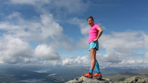 "Jag tycker simombuden gör ett superjobb", säger Anna Fröding, simkoordinator i Österbotten. simkoordinator anna fröding står på ett berg med moln och natur i bakgrunden