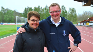 Inger Nabb och Jan-Erik Eklöf Inger Nabb och Jan-Erik Eklöf står på löpbanan på Karlsplan i Vasa.