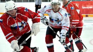 Sauli Niinistö och Vladimir Putin mätte sina sportsliga krafter i hockeyrinken. Slutresultatet rapporterades ha blivit 4-4. Sauli Niinistö och Vladimir Putin spelar ishockey
