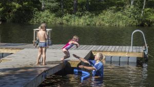 I simskolan både leker barnen och lär sig att simma. Folkhälsans simskola i Karskog i Sjundeå.