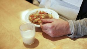Vårdaren påstods ha tvingat en äldre klient att äta. Lunch i Brandbackens servicecenter.