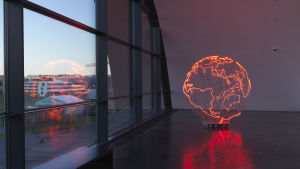 Hot Spot, 2013, rostfritt stål, neonrör. Mona Hatoum världsbild är i lågor och hon skildrar vår glob som en fängelselik cell. Hot Spot, 2013, rostfritt stål, neonrör. Mona Hatoum världsbild är i lågor och hon skildrar vår glob som en fängelselik cell.