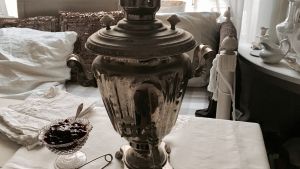 En samovar står mitt på bordet och får tiden att stanna. En samovar på ett bord.