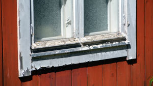 Fönsterkarmarna borde målas i Konstnärshuset i Borgå. Ett av fönstren vid konstnärshuset i Borgå, målfärgen flagar.