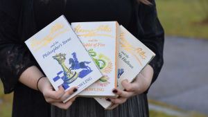 Julias tummade Harry Potter-exemplar. Ljudböckerna är också igenomlyssnade ett antal gånger, faktiskt så många att hon kan flera stycken utantill. Harry Potter-böcker