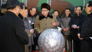 Utländska observatörer anser det möjligt att Nordkorea förbereder sin sjätte kärnprovsprängning. Landets ledare Kim Jong Un hävdade före ett år sedan att Nordkorea har utvecklat kapacitet att fästa en liten kärnstridsspets på missiler Nordkoreas ledare Kim Jong Un hävdade i mars år 2016 att Nordkorea har utvecklat kapacitet att fästa miniatyriserade kärnstridsspetsar på missiler vilket experter i väst betvivlar