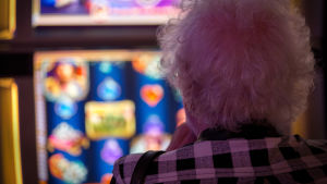 Tidsfördriv - eller beroende? Anonyymi vanha nainen pelaa rahapeliä Casino Helsingissä.
