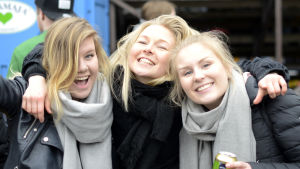 Larissa, Jenni och Melanie höll igång på torget. Pampas Nationaldag 2017 ordnades på Vasa torg.