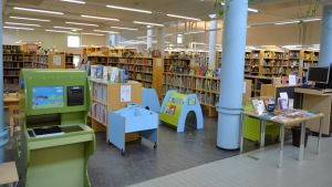 Barnavdelningen ligger centralt i Grankulla bibliotek. Barnavdelningen på Grankulla bibliotek