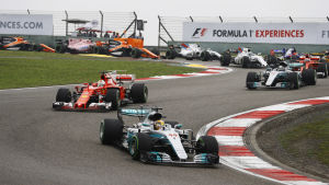 Mercedes och Ferrari i en klass för sig just nu. Lewis Hamilton kör före Sebastian Vettel, våren 2017.