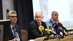 Säpochefen Anders Thornber (till vänster) tillsammans med rikspolischefen Dan Eliasson ( i mitten) i april då de informerade om ett terrordåd mot varuhuset Åhlens som krävde tre dödsoffer i Stockholm Säpochefen Anders Thornber (till vänster) tillsammans med rikspolischefen Dan Eliasson ( i mitten) i april då de informerade om ett terrordåd mot Åhlens som krävde tre dödsoffer i april