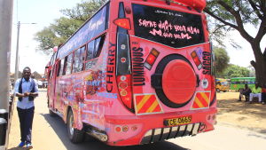 Pinkeye har speciella avgasrör - som för extra hårt ljud. buss i nairobi