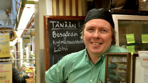 Bosgård hade en kort tid försäljning i Hagnäs saluhall i Helsingfors. En man i en saluhall.
