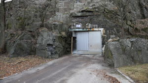 Det finns en tunnel till Sveaborg. Men den endast avsedd för servicekörning. Ingången till Sveaborgs servicetunnel.