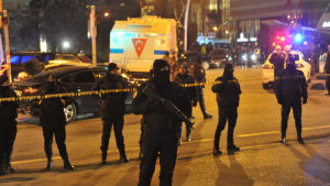 Turkisk polis i Ankara strax efter att den ryska ambassadören Andrej Karlov blivit skjuten. Turkisk polis i Ankara strax efter att den ryska ambassadören Andrej Karlov blivit skjuten.