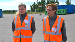 Soppoliserna Rakel Allén och Minéa Taskinen svarar på frågor. Rosk 'n roll:s soppoliser Minea Taskinen och Rakel Allén