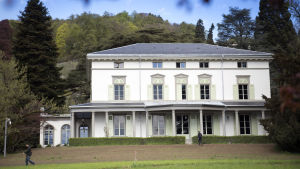 I huset "Manoir de Ban" bodde Charlie Chaplin under sina sista 25 år. I huset "Manoir de Ban" bodde Charlie Chaplin under sina sista 25 år.