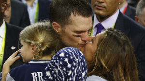 Tom Brady omfamnades av sin fru, supermodellen Gisele Bündchen, och dotter Vivian efter matchen. Tom Brady med familj