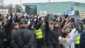 I november demonstrerade hundratals människor mot beslutet att lägga ner Malms flygplats. Hundratals demonstranter vinkar till en nyhetshelikopter som flyger ovanför.