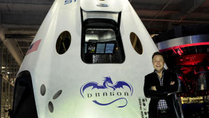 Elon Musk och Dragon 2 som ska kunna ta upp människor i rymden och tillbaka till jorden Elon Musk framför Dragon 2 som ska kunna ta människor till rymden och tillbaka