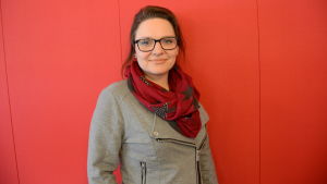 Anna Käcko-Englund berättar att de i Vörå tvingats stänga två daghem på grund av för få barn på plats. Anna Käcko-Englund är ansvarig handledare vid Oravais flyktingbyrå
