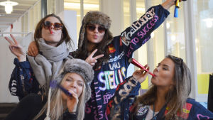 Fanny Arra och Stella Sandell började sin gymnasietid i Norsen, Katarina Lilius och Molly Aulén var speccen-elever, nu är de alla abiturienter i Tölö gymnasium. Fanny Arra, Katarina Lilius, Molly Aulén, Stella Sandell
