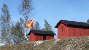Kalkholmen är något av Västanfjärds ”vardagsrum” och inbegriper förutom båthall och kafé också försäljningsbodar, en utescen och en gästhamn. Bodar på Kalkholmen i Västanfjärd
