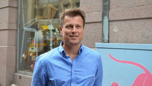 Ari Sarmanto Ari Sarmanto bor i huset på Stora Robertsgatan 32 som har solpaneler på taket