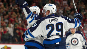 Winnipegs spel är i skick nu. Winnipeg Jets-spelarna Mark Scheifele och Patrik Laine firar ett mål.