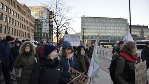 Antinazistisk demonstration. En antinazistisk demonstration i Helsingfors på självständighetsdagen 2016