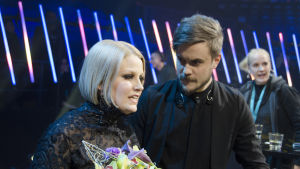 Norma John fick svara på frågor en lång stund i Metro Arena i Esbo efter sin UMK-seger. Norma John vann UMK 2017 och fick svara på frågor en lång stund efteråt.